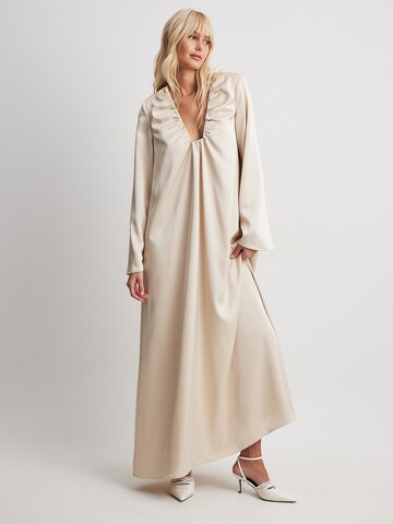 NA-KD Kleid in Beige: predná strana