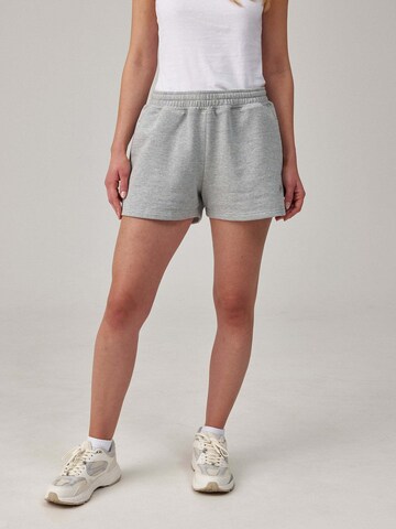 SNOCKS Loosefit Broek in Grijs: voorkant