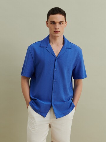 DAN FOX APPAREL Comfort fit Overhemd 'Johann Terry' in Blauw: voorkant