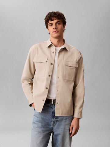 Coupe regular Chemise Calvin Klein Jeans en beige : devant