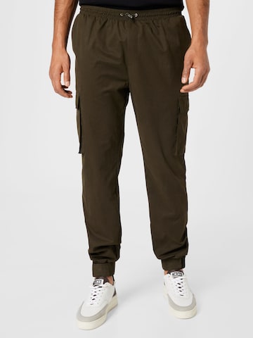 Mennace Tapered Cargo trousers in Green: front