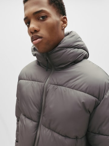 Pull&Bear Välikausitakki värissä harmaa