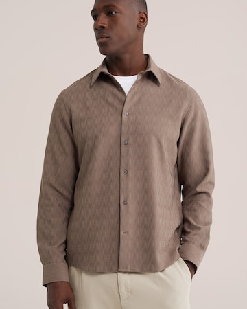 WE Fashion - Ajuste regular Camisa en marrón: frente