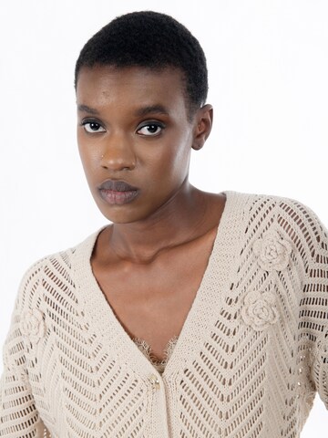 Influencer Плетена жилетка в бежово