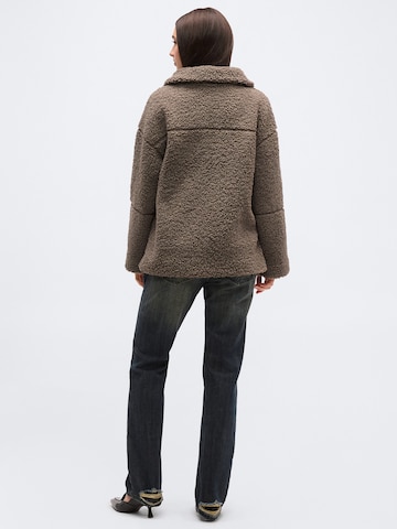 Gina Tricot Overgangsjakke 'Pile' i brun