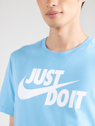 Regular fit Tricou 'Swoosh' de la Nike Sportswear pe albastru