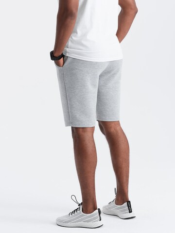 Ombre Regular Shorts in Grau