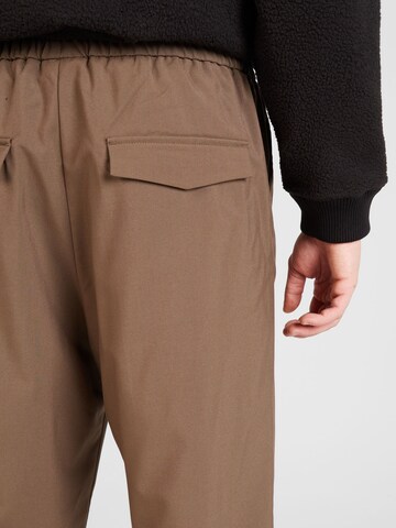 WEEKDAY Regular Pleated Pants 'Axel' in Brown