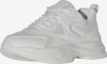 Bershka Sneakers in White: front