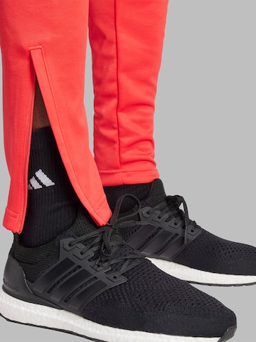 ADIDAS SPORTSWEAR - Slimfit Pantalón deportivo 'TIRO' en rojo