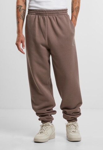 Karl Kani Tapered Bukser i brun: forside