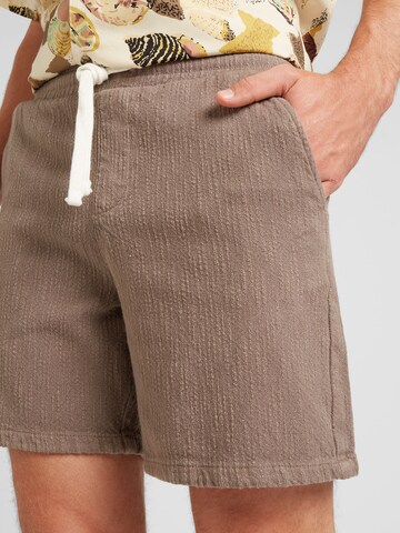 TOPMAN - regular Pantalón en marrón