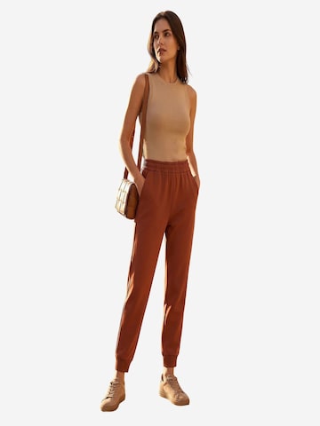 Pantalon de sport 'Jogginghose' Tommy Life en rouge : devant
