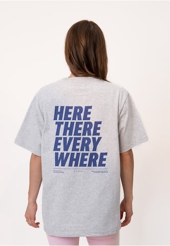 OH APRIL T-Shirt 'Everywhere' in Grau: Vorderseite