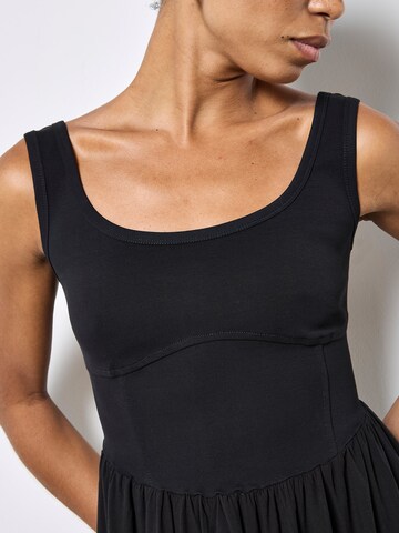 Apricot Jurk ' ' in Zwart