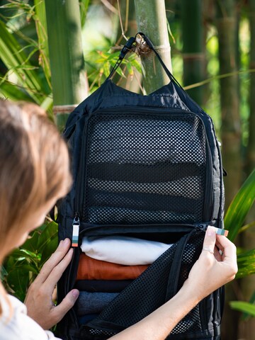 TRAVEL DUDE Travel Bag 'Hanging Packing Cube mit Kompression aus recycelten Plastikflaschen | Hängende Packwürfel für Rucksack und Koffer | Reise Regal in Schwarz' in Black