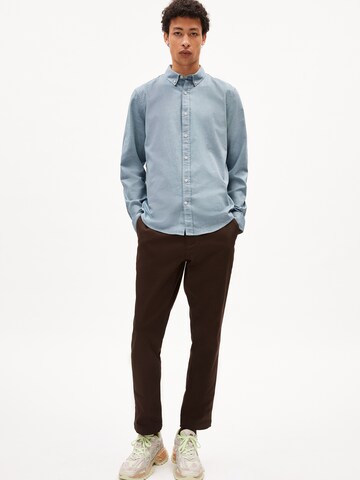 Coupe regular Chemise ' QUAASA ' ARMEDANGELS en bleu