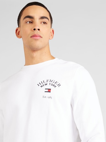 Sweat-shirt 'Arched Varsity' TOMMY HILFIGER en blanc