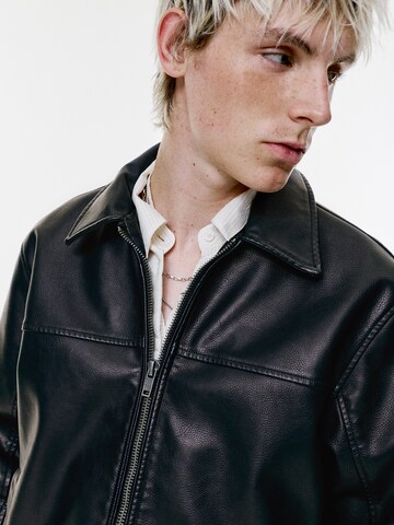 Pull&Bear Välikausitakki värissä musta
