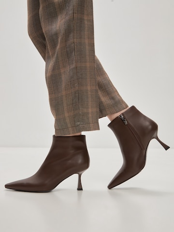 CESARE GASPARI Stiefelette in Braun