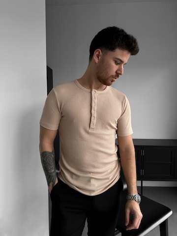 T-Shirt 'Slim Fit Button T-shirt - Cream' Kleidermafia en beige