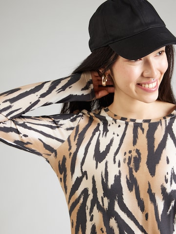 Tricou de la monari pe alb