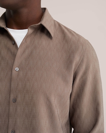 WE Fashion - Ajuste regular Camisa en marrón