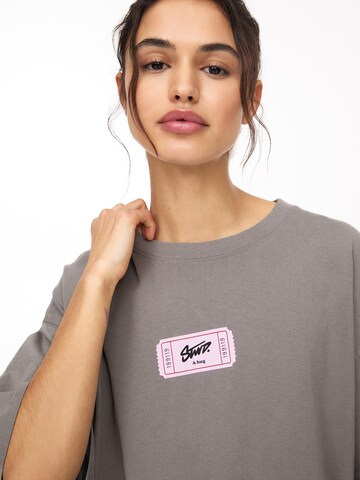 Pull&Bear T-shirt 'TICKETS' i grå