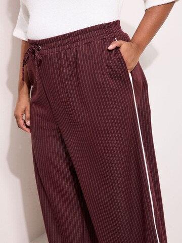 Friends Like These - Pierna ancha Pantalón en rojo