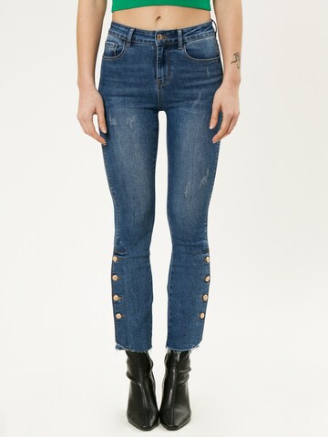 Influencer Flared Jeans in Blauw: voorkant