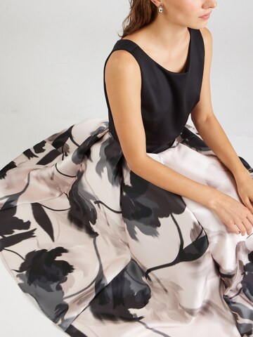 SWING Koktejlové šaty – černá