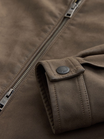 Next Преходно яке в кафяво