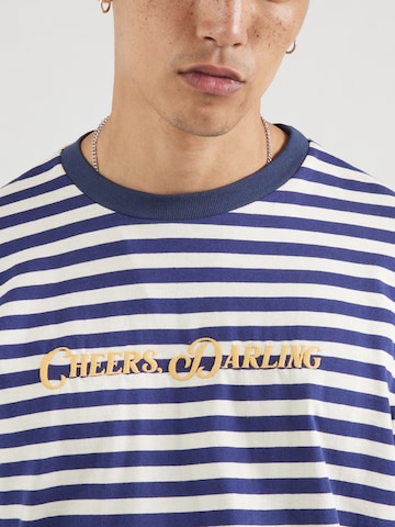 Tricou 'CHEERS, DARLING' de la Kaotiko pe albastru