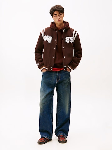 Tommy Jeans Tussenjas 'Best Varsity' in Bruin