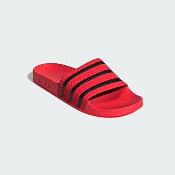 ADIDAS ORIGINALS - Zapatos abiertos 'Adilette' en rojo