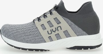 Chaussure de course Uyn en gris : devant