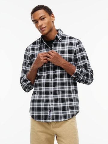 Tommy Jeans Regular fit Button Up Shirt in Black: front