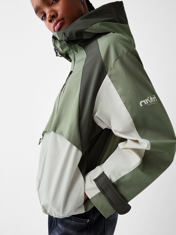Bershka Prehodna jakna | zelena barva