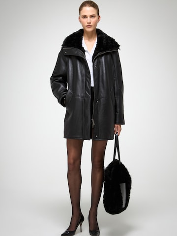 V S P Wintermantel 'Prescillia' in Zwart