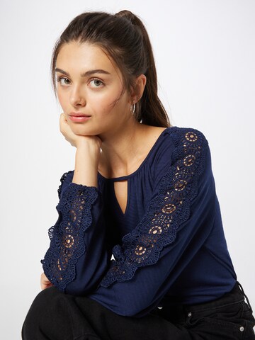 ABOUT YOU Shirt 'Jeanina' in Blau