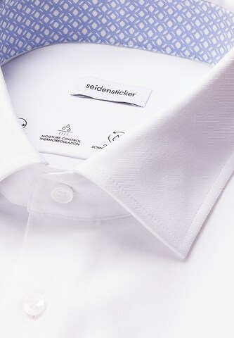 Coupe slim Chemise business 'Schwarze Rose' SEIDENSTICKER en blanc