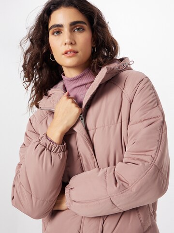 ABOUT YOU - Chaqueta de entretiempo 'Claude' en rosa