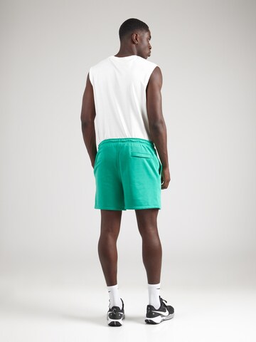Loosefit Pantalon 'Club' Nike Sportswear en vert