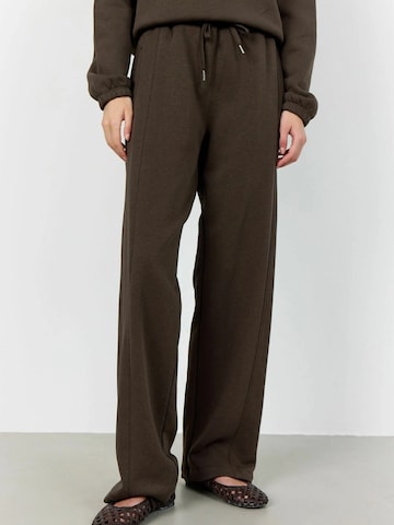 Regular Pantalon 'NUKA' Levete Room en marron : devant