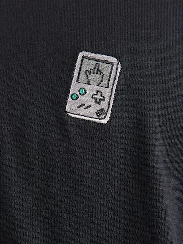 Iriedaily T-Shirt 'Play Different' in Schwarz
