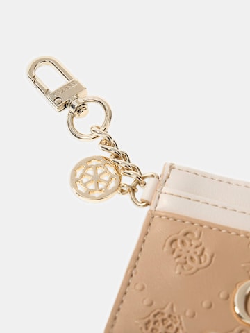 GUESS Schlüsselanhänger in Beige