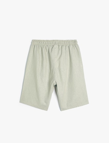 Koton Regular Shorts in Grün