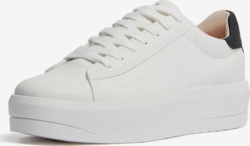 Baskets basses Bershka en blanc : devant