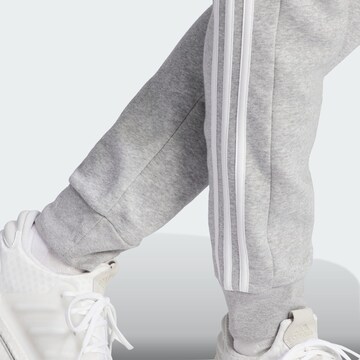 ADIDAS SPORTSWEAR Дънки Tapered Leg Спортен панталон 'Essentials' в сиво