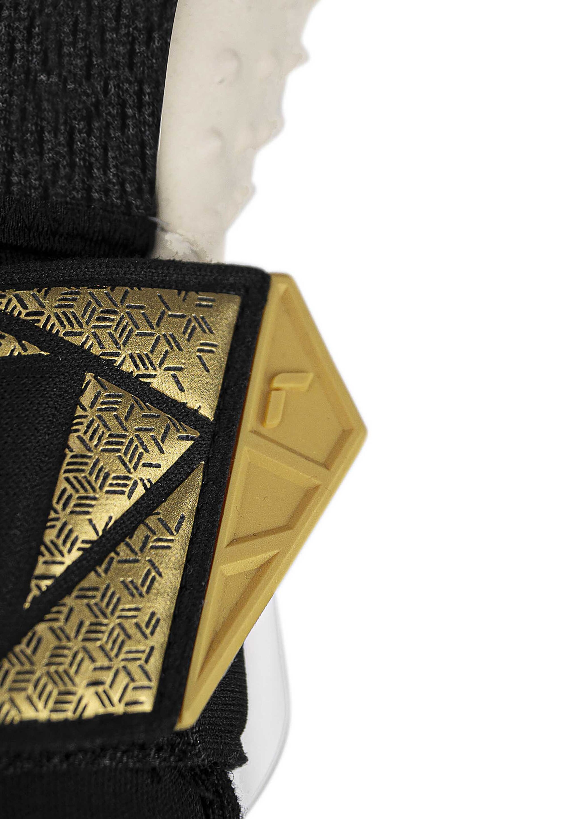 REUSCH Torwarthandschuhe 'Attrakt SpeedBump Ortho-Tec' in Schwarz